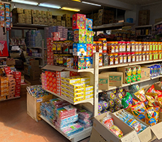 問屋として実店舗での箱売りなど店頭販売を行っています